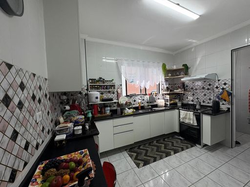 ampla cozinha com janela bem arejada e armários planejados de primeira qualidade