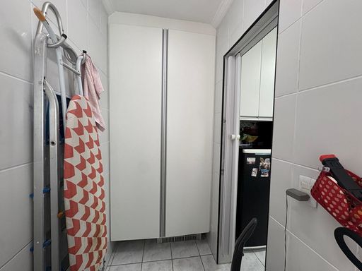 área de serviço bem arejada com armário planejado