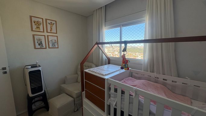 dormitório 2 com tela de proteção, papel de parede em total harmonia com armário planejado