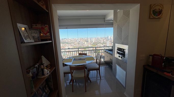 varanda gourmet envidraçada com churrasqueira, tela de proteção e cortina blackout, espaço com vista para relaxar