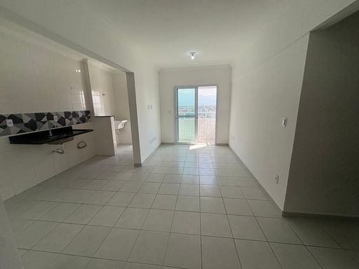 sala ampla semi integrada a cozinha com acesso a varanda