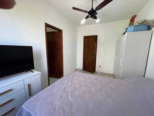 ampla suíte com vista livre e ventilador de teto