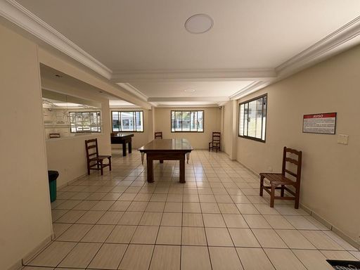 amplo salão de festas arejado