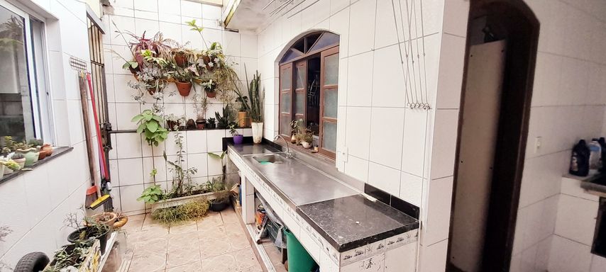 área externa do quintal com lavanderia e um quartinho
