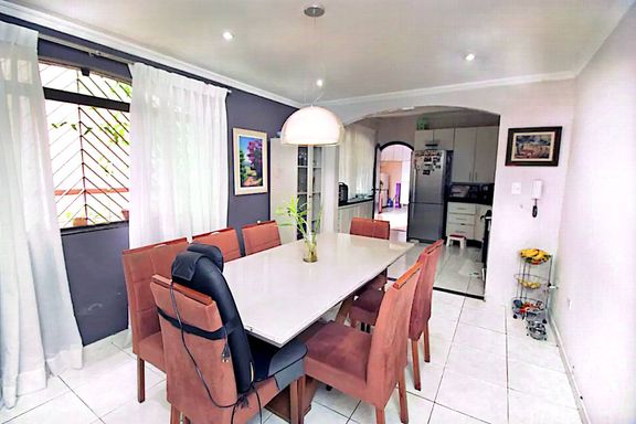 ampla sala de jantar semi integrada a cozinha planejada