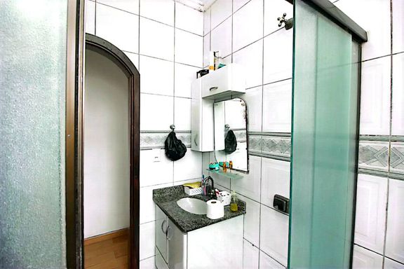 banheiro social bem arejado com box de vidro