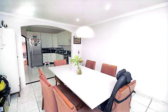 ampla sala de jantar semi integrada a cozinha planejada