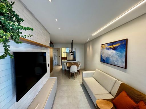 sala 2 ambientes com acesso a entrada principal, semi integrada a cozinha, teto rebaixado e sistema de iluminação em LED