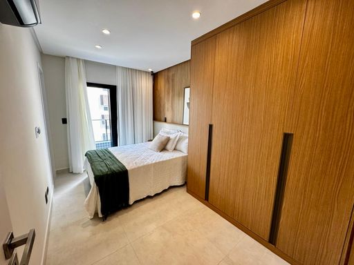 suíte com acesso a varanda gourmet e móveis planejados de primeiríssima qualidade