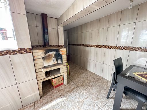 cobertura com churrasqueira a carvão, forno de pizza e fogão a lenha