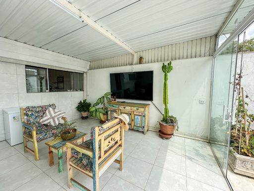 piso superior arborizado com porta de correr de vidro e área coberta de 50 metros