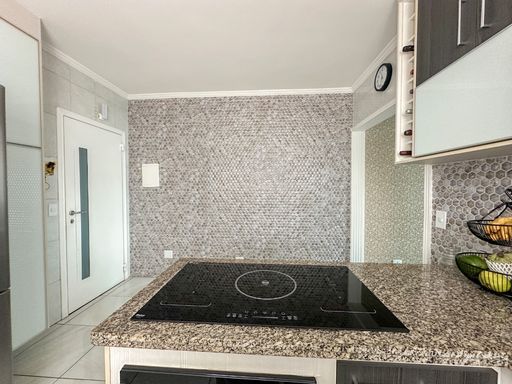 cozinha padrão americana impecável com armários planejados, bem iluminada