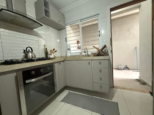 cozinha com armários planejados e ampla pia em granito