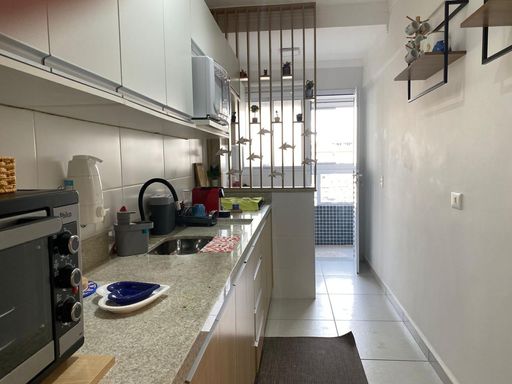 cozinha com armários planejados semi integrada a área de serviço, com acesso a varanda