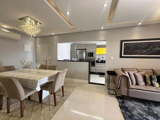 sala ampla 2 ambientes semi integrada a cozinha com balcão em granito preto