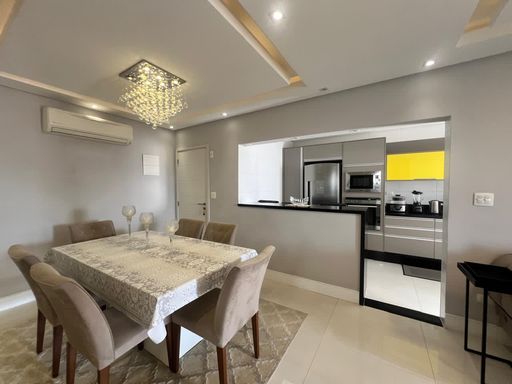 sala ampla 2 ambientes semi integrada a cozinha com balcão em granito preto