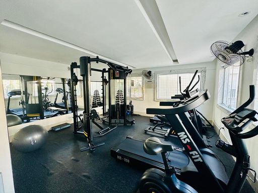 espaço fitness bem equipado e arejado