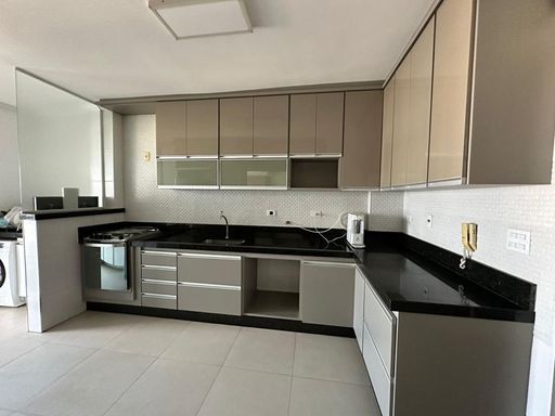 cozinha padrão americana com planejados de primeira qualidade, ampla pia em granito preta, semi integrada a área de serviço