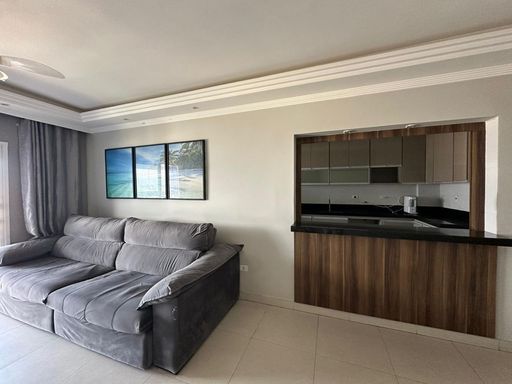 sala ampla 2 ambientes, semi integrada a cozinha estilo americana com balcão em granito