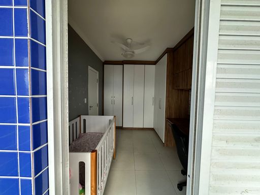 dormitório com acesso a varanda gourmet com armários planejados e espaço home office