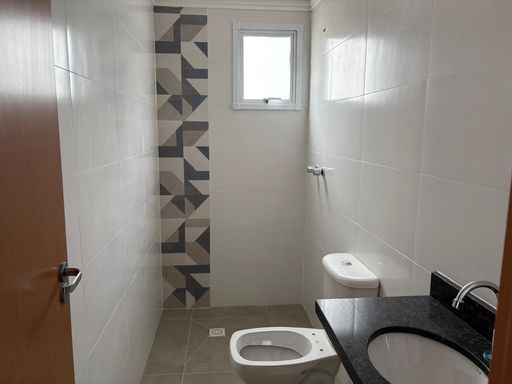 banheiro da suíte arejada com pedra em granito preta