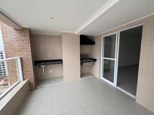 ampla varanda gourmet com churrasqueira e vista privilegiada, acesso a sala dois ambientes e aos dormitórios