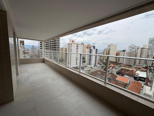 ampla varanda gourmet com churrasqueira e vista privilegiada, acesso a sala dois ambientes e aos dormitórios