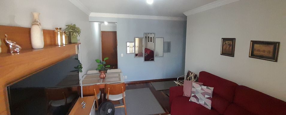 sala ampla com acesso a entrada principal e ao corredor para os dormitórios