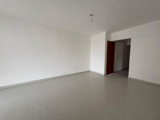 ampla sala 2 ambientes com acesso a entrada principal e a cozinha