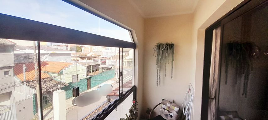 sacada envidraçada com vista privilegiada a rua principal