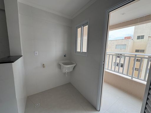 área de serviço bem arejada, semi integrada a área técnica