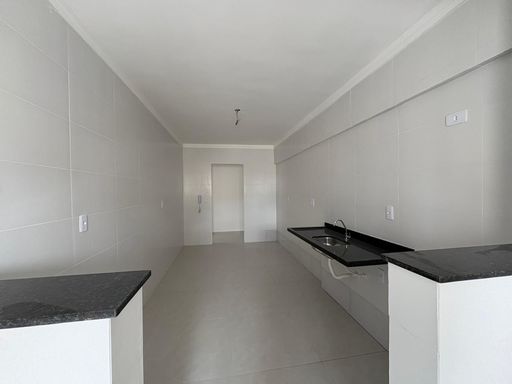 ampla cozinha arejada, semi integrada a área de serviço