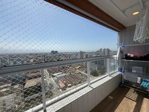 ampla varanda gourmet envidraçada, cortina blackout e tela de proteção