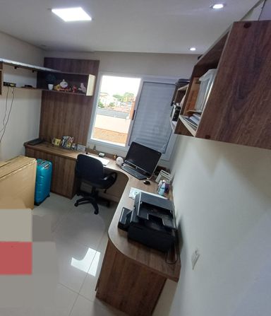 segundo dormitório com armários planejados e espaço home office