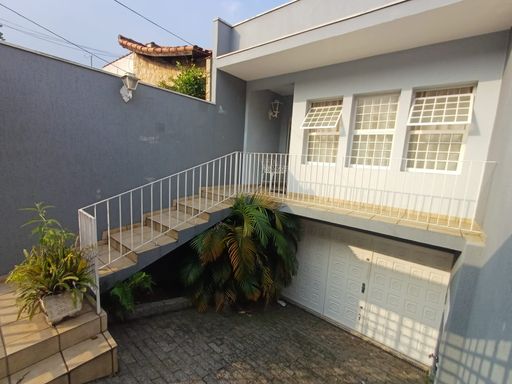 Entrada principal com acesso a garagem com 8 vagas de estacionamento coberta