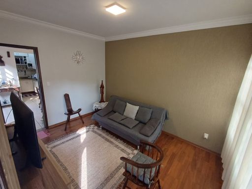 ampla sala arejada com iluminação solar