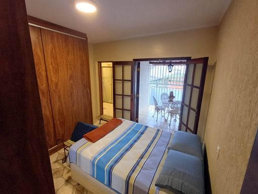 ampla suíte arejada com varanda e armários planejados