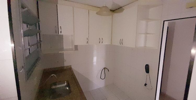 ampla cozinha com armários planejados