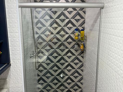 banheiro da suíte 2 clean, com planejado e box de vidro
