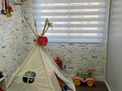 dormitório 3 com móveis planejados e papel de parede, impecável