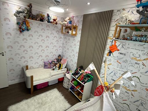 dormitório 3 com móveis planejados e papel de parede, impecável
