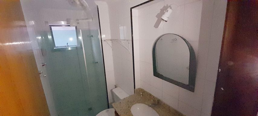 banheiro com ventilação natural e box blindex