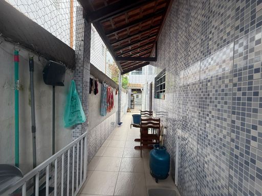 corredor coberto com acesso a garagem coberta