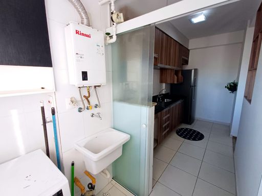 área de serviço bem arejada e iluminada, semi integrada a cozinha com porta de correr de vidro