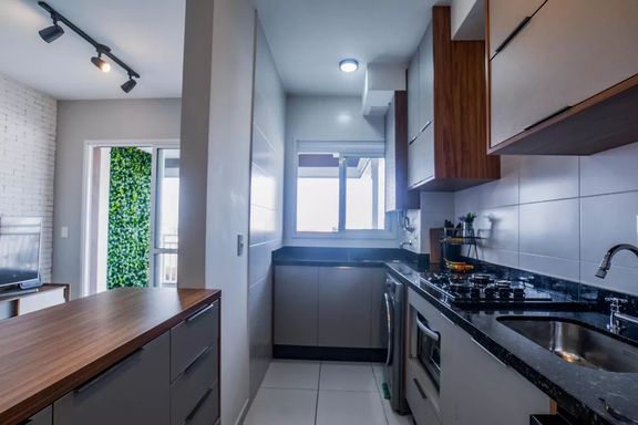 Cozinha ampla bem arejada, semi integrada a sala dois ambientes e a área de serviço