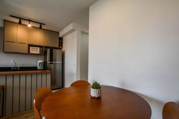 Sala ampla 2 ambientes semi integrada a cozinha com balcão em total requinte