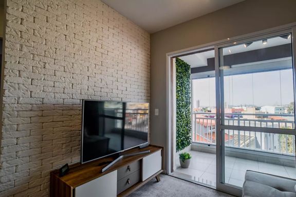 Sala dois ambientes com acesso a varanda envidraçada com cortina blackout e vista livre