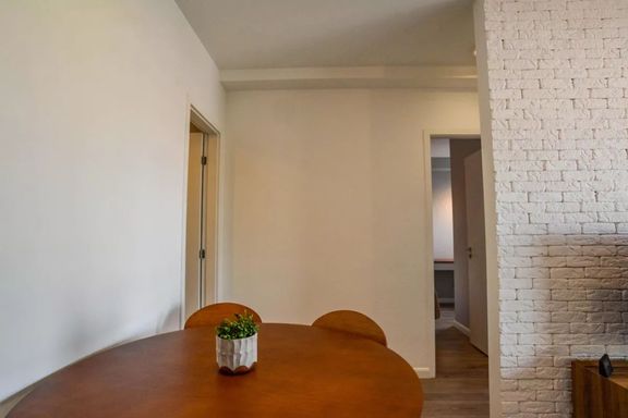 Sala ampla 2 ambientes com acesso à entrada principal