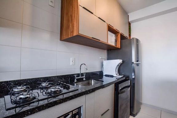 Cozinha com móveis planejados de primeiríssima qualidade e ampla pia em granito preta