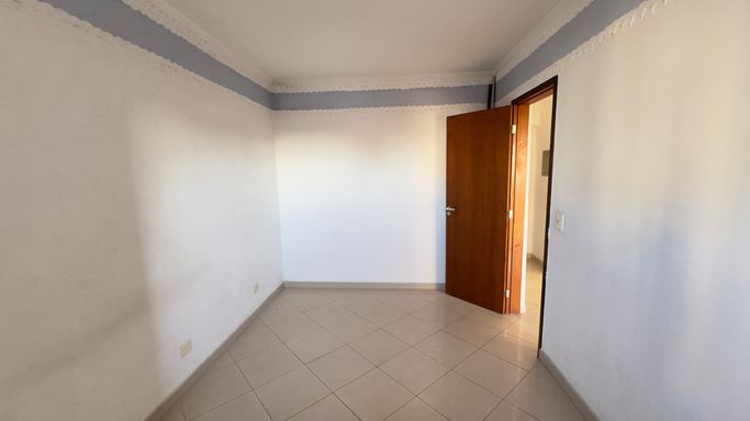 primeiro dormitório bem arejado com acesso ao corredor